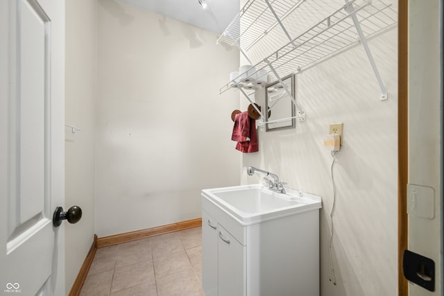 laundry room with sink and light tile patterned floors