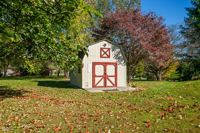 view of outdoor structure featuring a yard