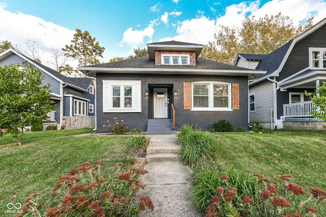 view of front facade with a front lawn