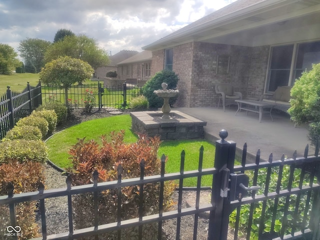 view of yard featuring a patio area