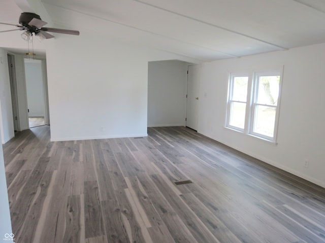 unfurnished room with dark wood-type flooring and ceiling fan