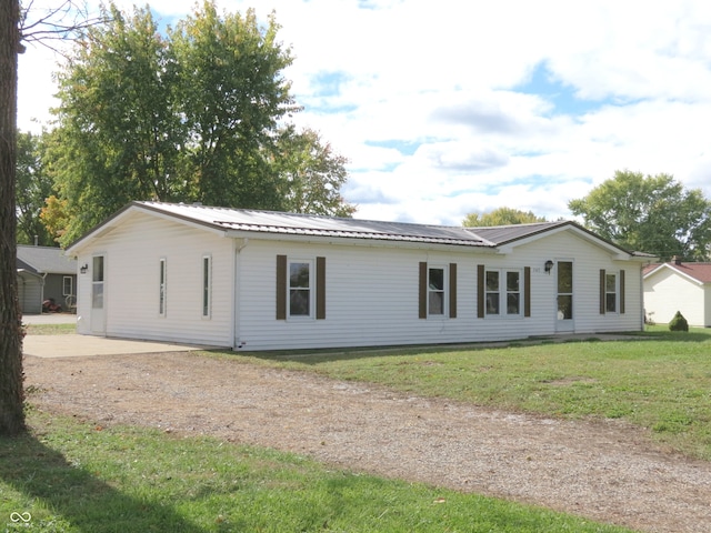 single story home with a front lawn