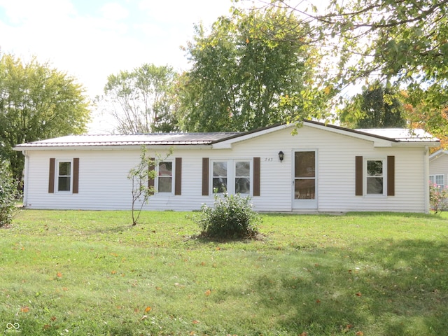 view of front of house featuring a front yard