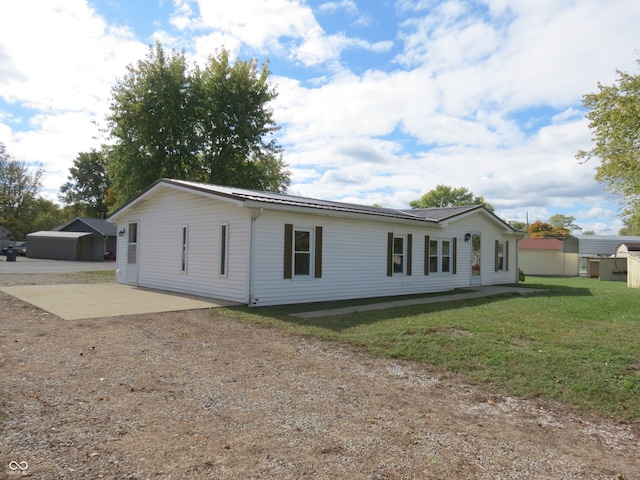 view of front of property featuring a patio and a front yard