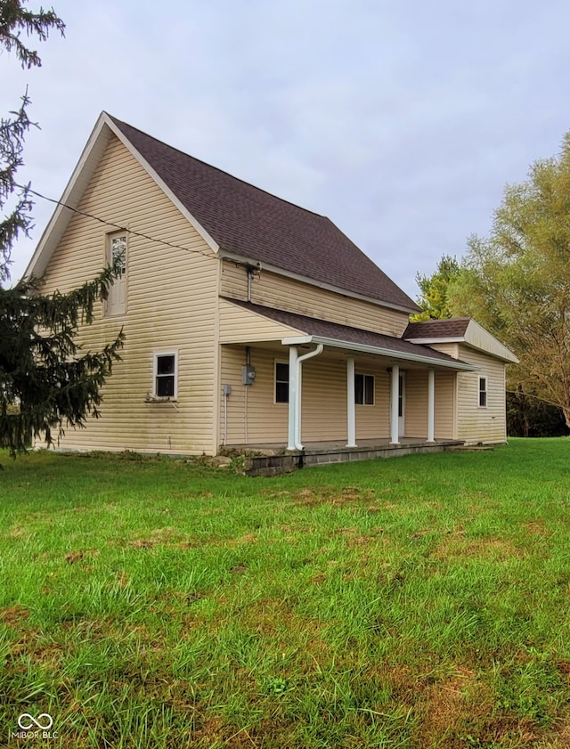 back of house featuring a yard