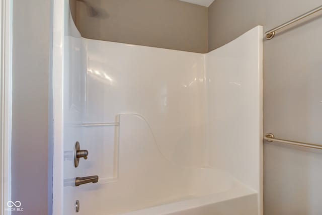 7189 Lockford N, Avon, IN 46123 - full bath featuring washtub / shower combination