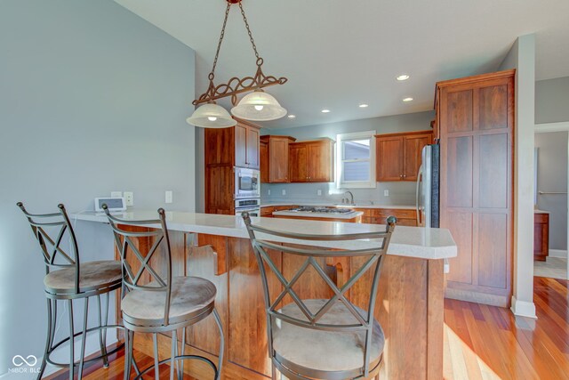 7189 Lockford N, Avon, IN 46123 - kitchen with stainless steel appliances, a sink, a peninsula, recessed lighting, and a breakfast bar