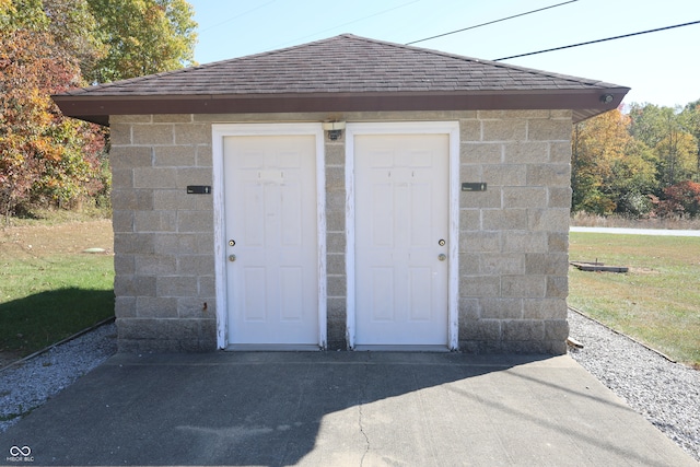 view of outbuilding with a yard