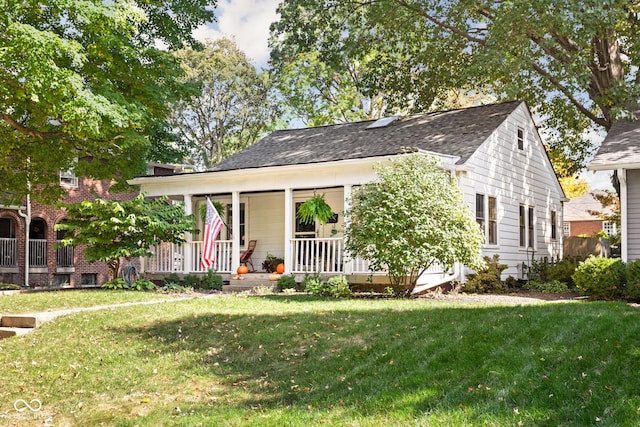 view of front of house featuring covered porch and a front lawn