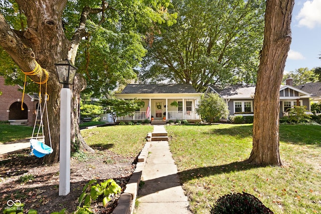 view of front facade featuring a front lawn and a porch