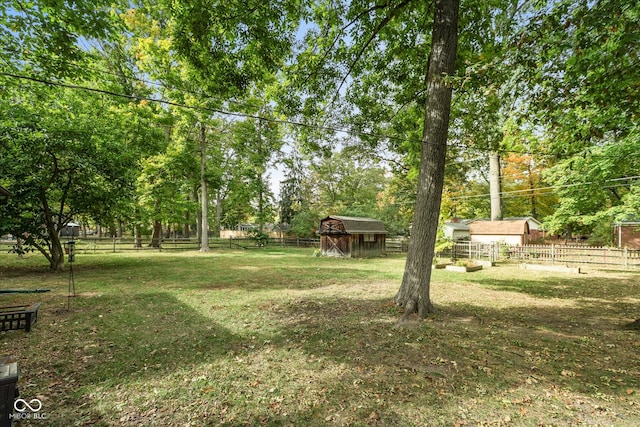 view of yard with an outdoor structure