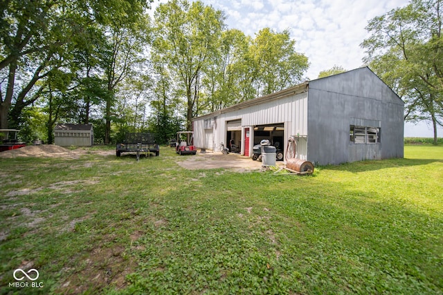 view of yard featuring an outdoor structure