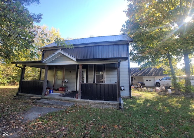 view of front of property featuring a front yard and a porch