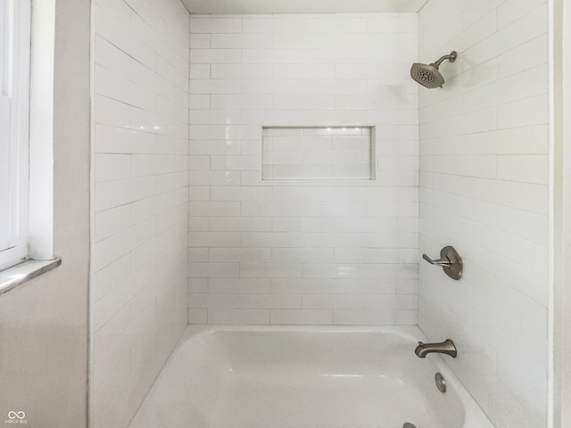 bathroom featuring tiled shower / bath