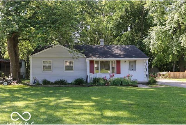 single story home featuring a front yard