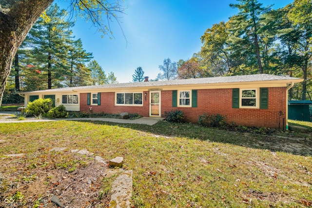 3233 Plum Creek Rd, Nashville, IN 47448 - ranch-style house with a front lawn and brick siding
