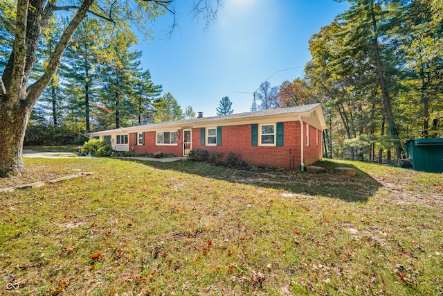 single story home featuring a front lawn