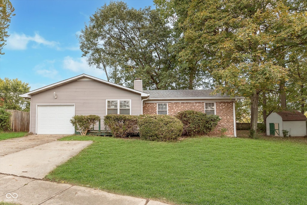 view of front of house featuring a front lawn and a garage