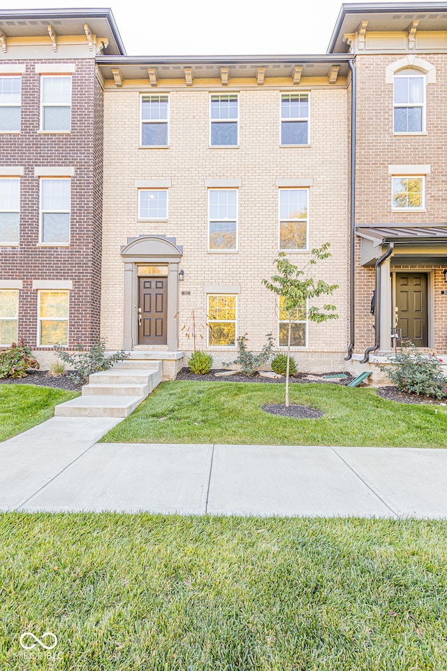 view of front of house featuring a front lawn