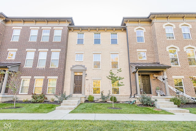 view of front of property with a front yard