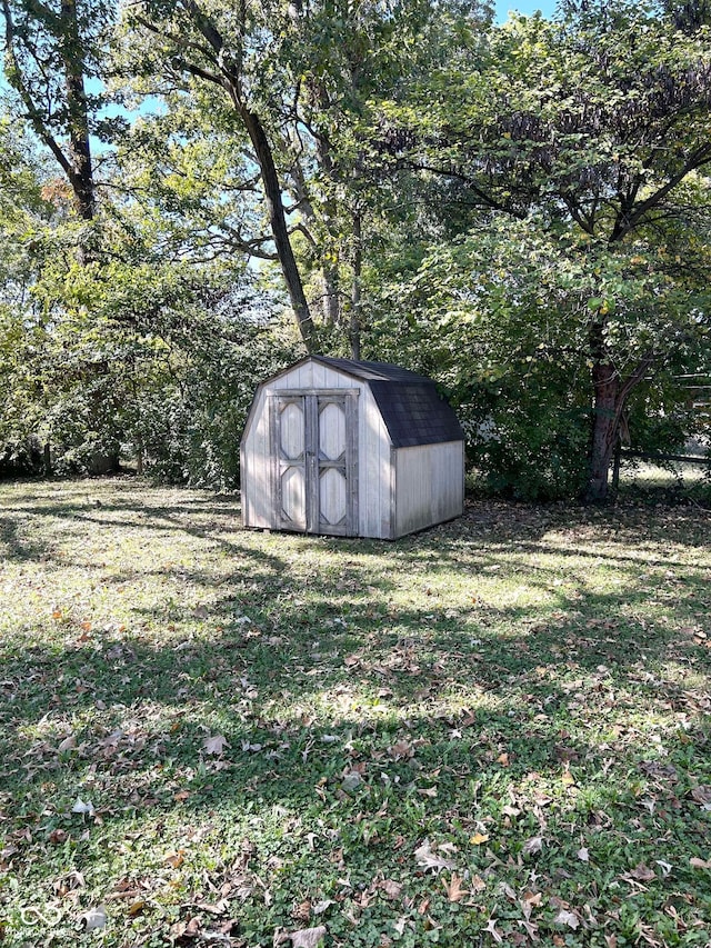 view of outdoor structure with a yard