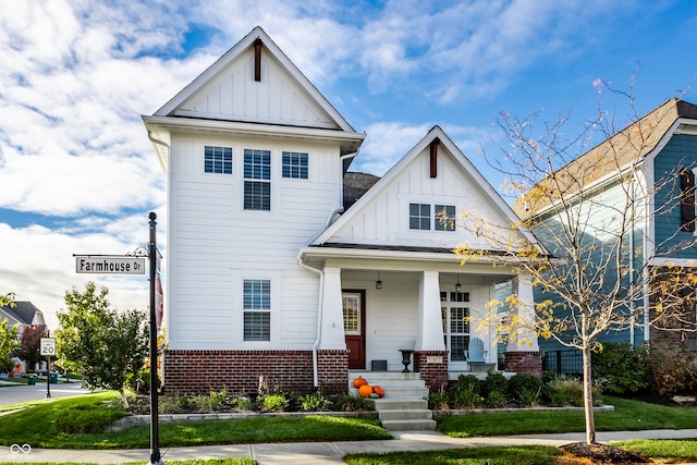 view of front of home featuring covered porch