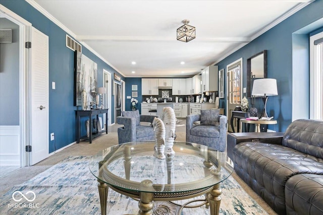 living area featuring visible vents, baseboards, light colored carpet, ornamental molding, and recessed lighting