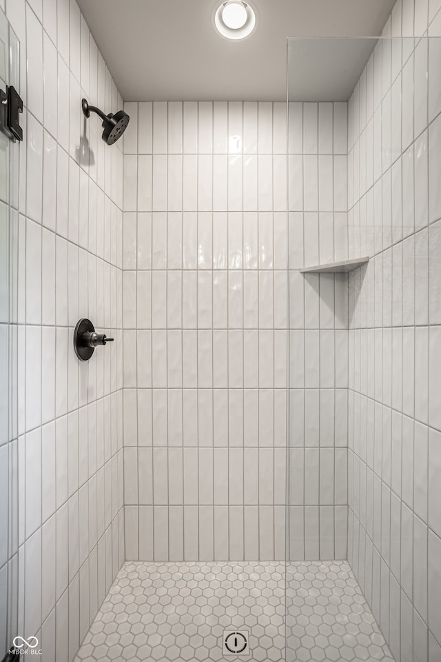 bathroom featuring a tile shower