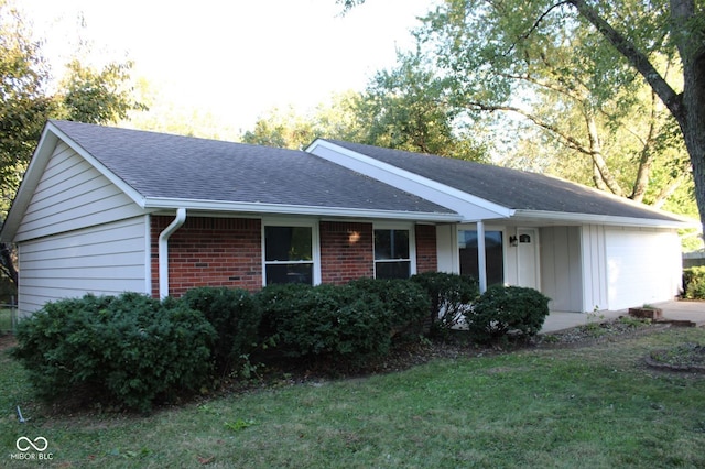 ranch-style house featuring a front yard