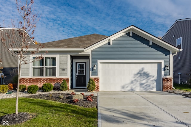 view of front of property featuring a front yard and a garage