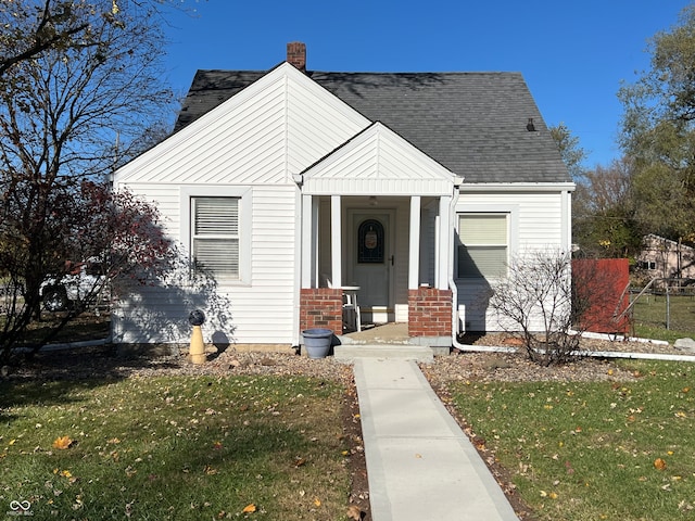 view of front facade featuring a front lawn