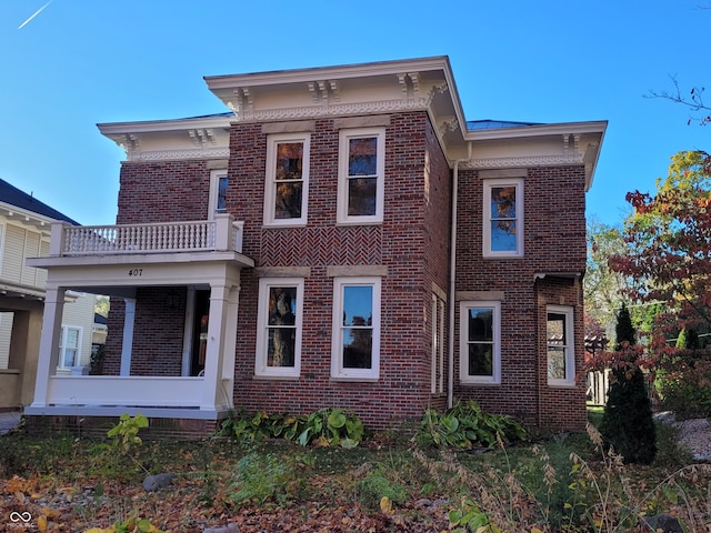 view of front of property featuring a balcony