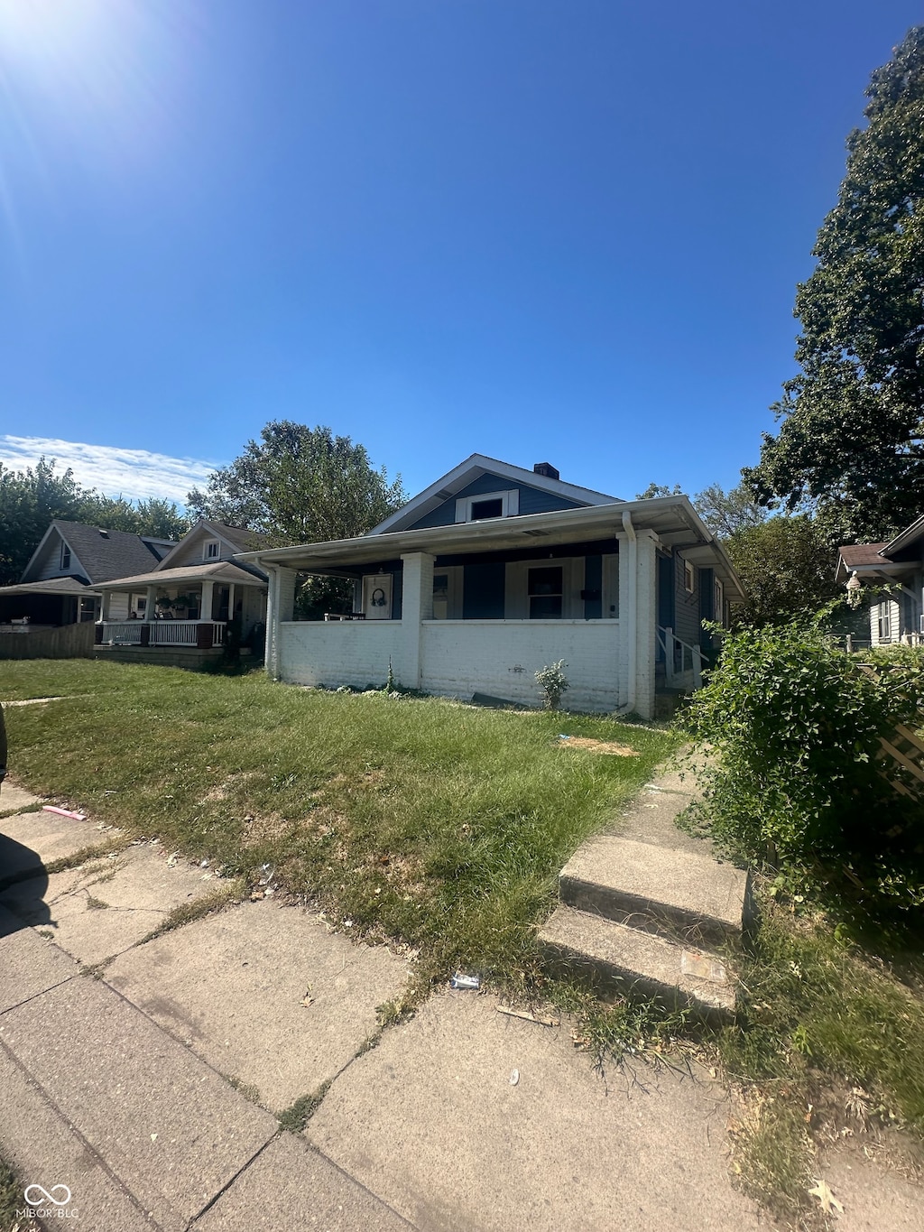 view of front facade featuring a front yard