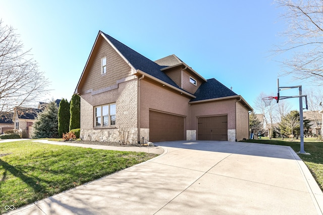 view of front of house featuring a front lawn