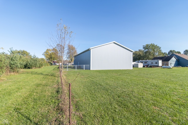 view of yard featuring an outbuilding