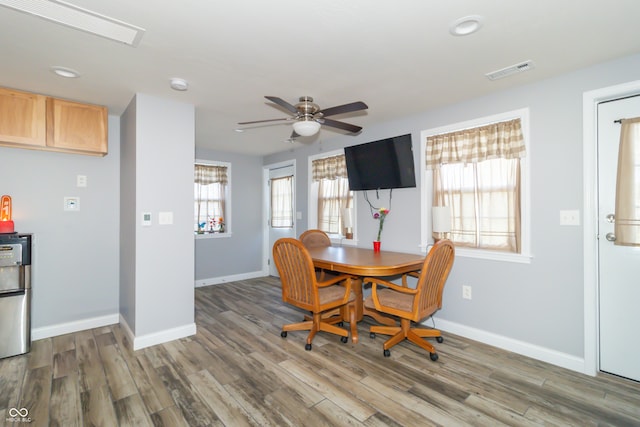 dining room with dark wood-type flooring and ceiling fan