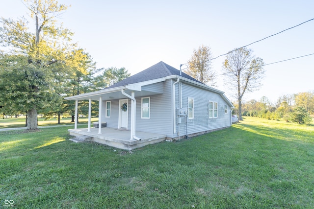 view of front facade with a front lawn