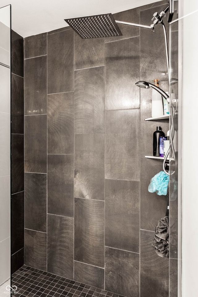 room details featuring a tile shower