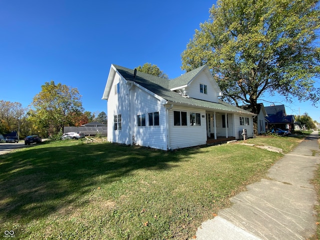 view of front of house featuring a front lawn