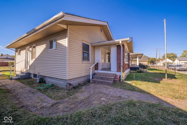 view of front of home featuring a front yard