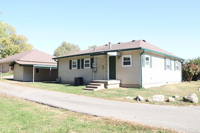 view of front of property featuring a carport and a front lawn