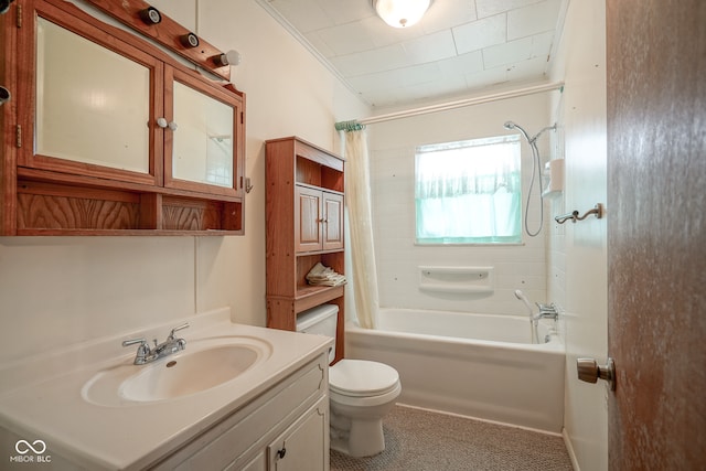 full bathroom with shower / bath combo with shower curtain, crown molding, toilet, and vanity