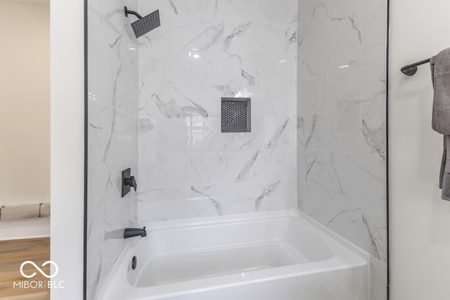 bathroom with tiled shower / bath combo