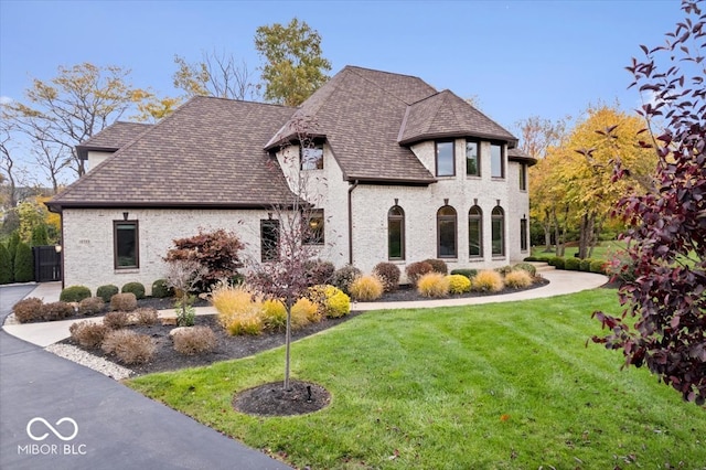 view of front facade with a front yard