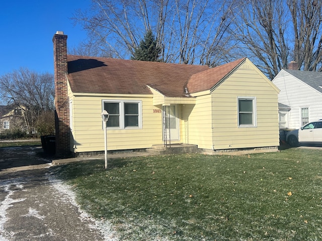 view of front of property featuring a front yard