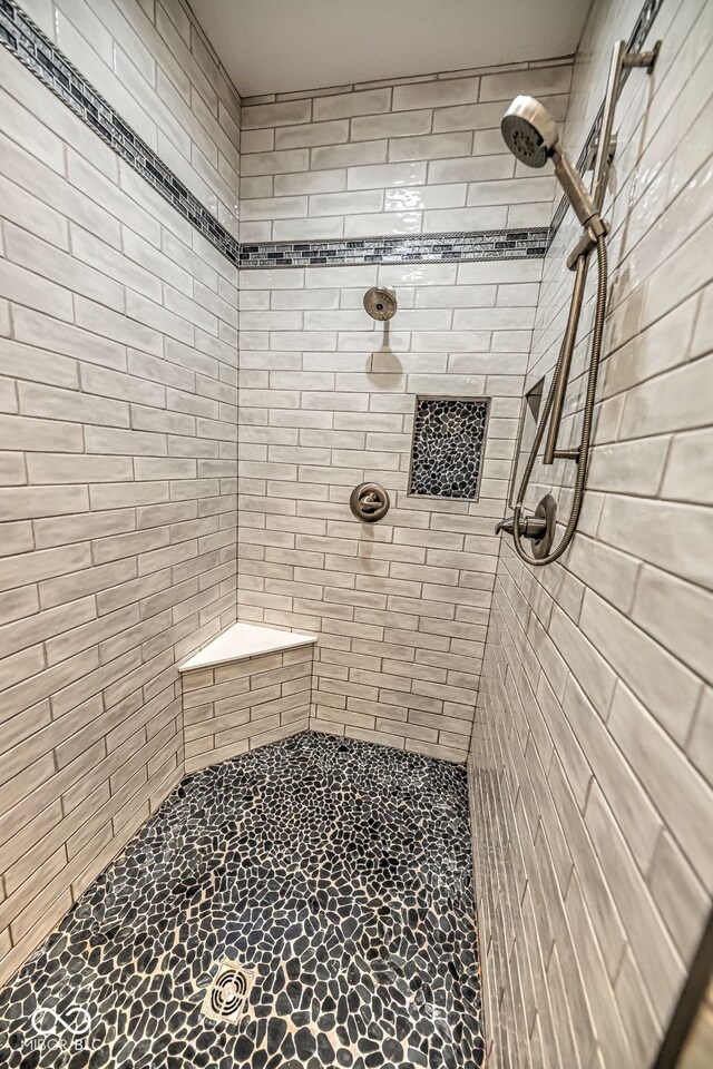 bathroom featuring tiled shower