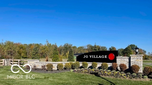 community sign with a yard