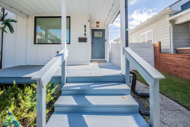 entrance to property featuring covered porch