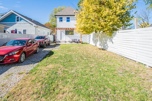 view of yard featuring a pergola