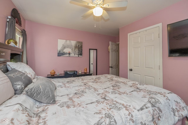 bedroom with ceiling fan